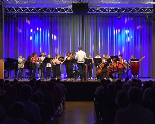 Junges Orchester - (Klasse 5-7) unter der Leitung von Gabriel Mller